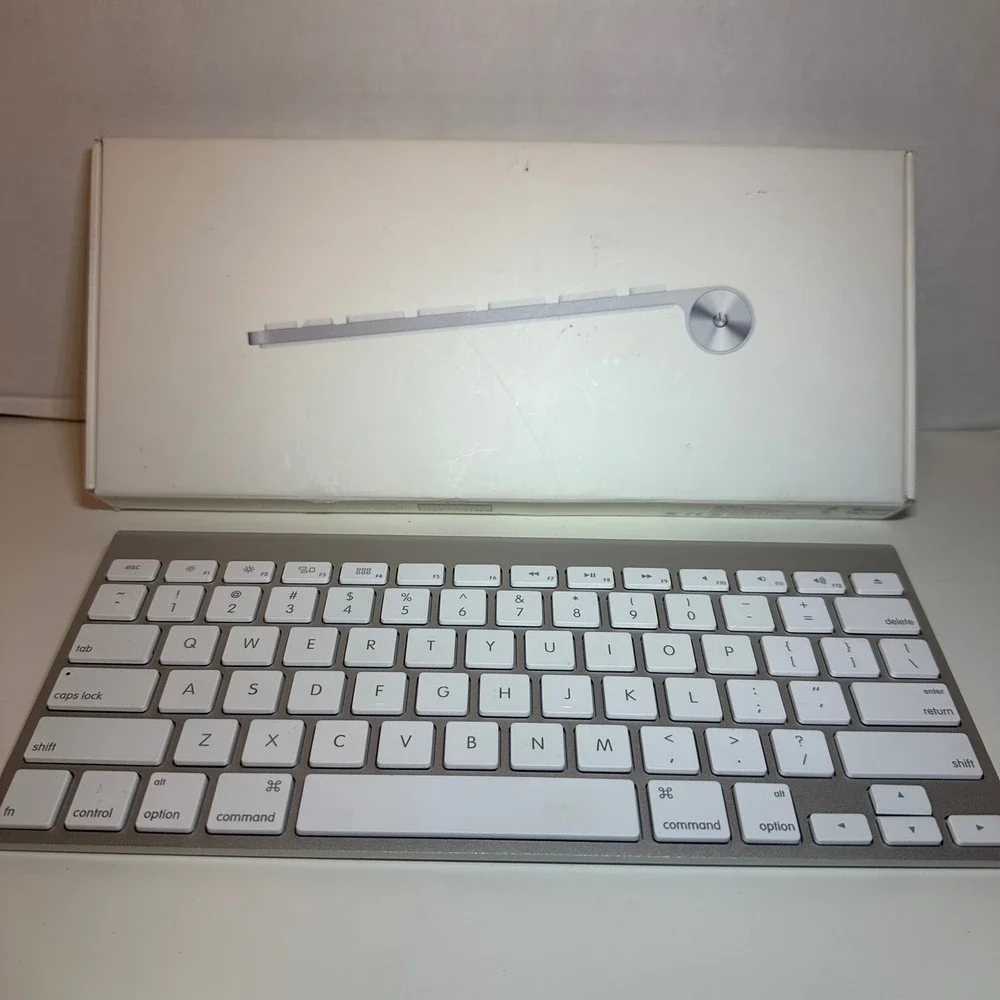 Apple A1314 Wireless Bluetooth Keyboard MC184LL/B Silver Box Tested Works